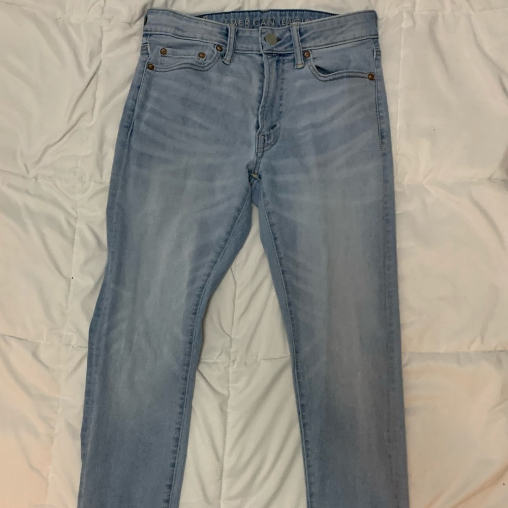 LIGHT WASH AMERICAN EAGLE JEANS (MENS)